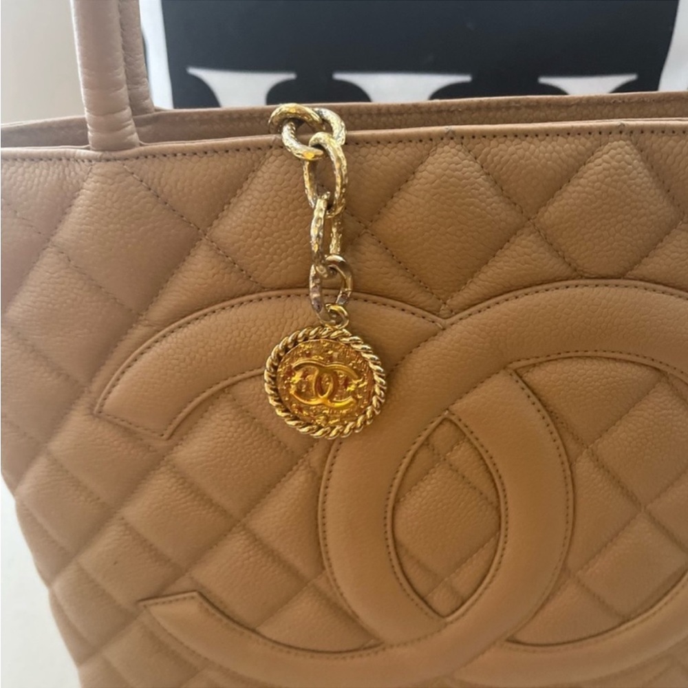 Chanel medallion tote tan leather - Picture 7 of 12
